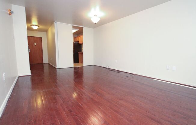 Luxury 1 Bedroom with Balcony, Pool & City Views – Hopkinson House