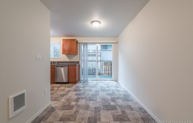 2 beds, 1 bath, 832 sqft, $1,495, Unit B