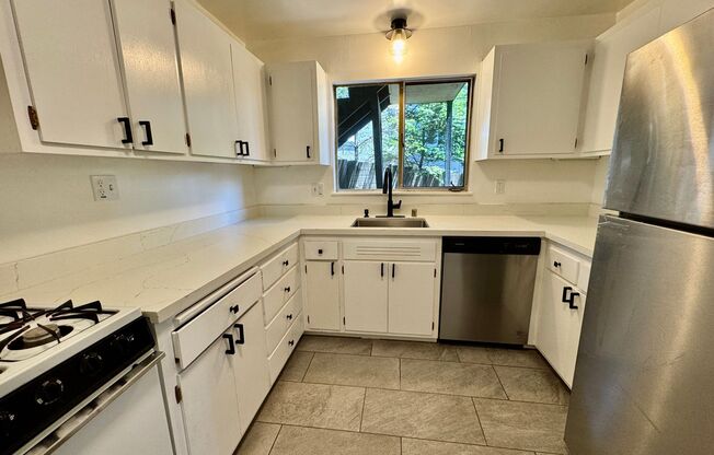 Natural Light Flooded 2 Bedroom Apartment on Piedmont Boarder