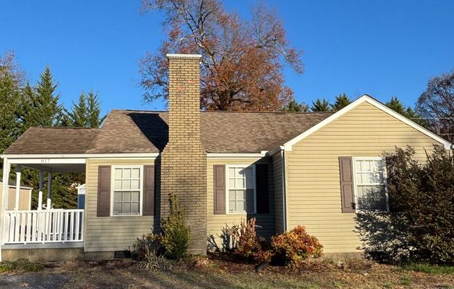 Cozy Cottage near Spring Brook Park!