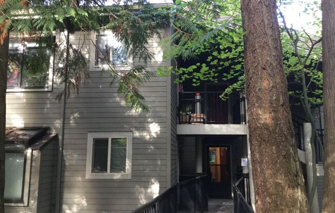 CUTE REDMOND CONDO NEAR MICROSOFT!