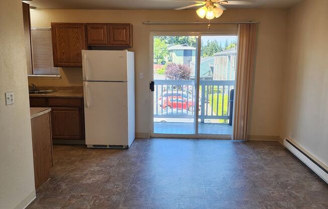 2 beds, 1 bath, $1,650, Unit # #A 205