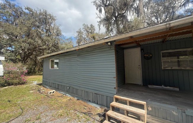 All utilities included. 2 Bedrooms. Lawn care included
