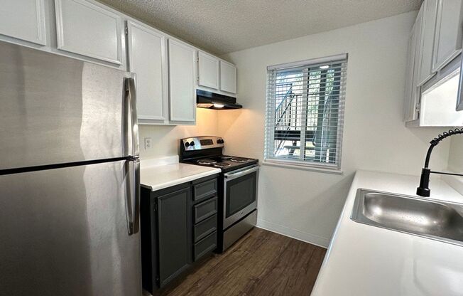 2 beds, 1 bath, 886 sqft, $1,715, Unit 15