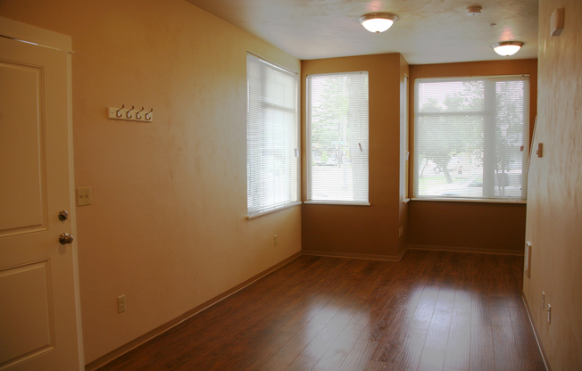 2 beds, 1.5 baths, 879 sqft, $1,900, Unit 10