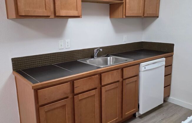 1 bed, 1 bath, 871 sqft, $1,295, Unit LAW15-112