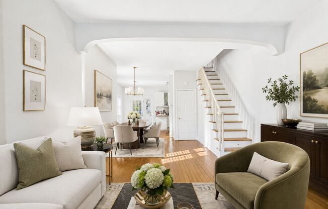 SEPTEMBER 10 Large FAIRMOUNT TOWNHOUSE - private patio