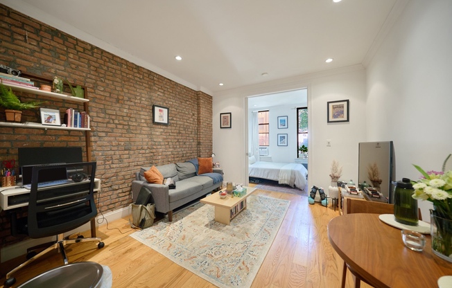 319 E 78th St #4B