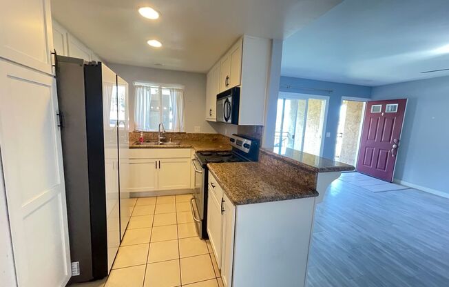 2 Bed / 2 Bathroom w/ Laundry & A/C in unit