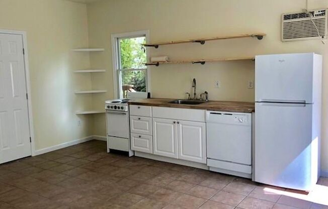 Studio, 1 bath, $1,595, Unit Unit B