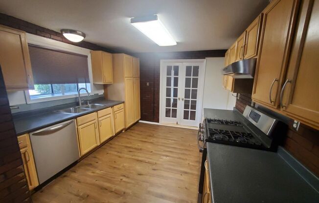 3 beds, 1 bath, $1,625