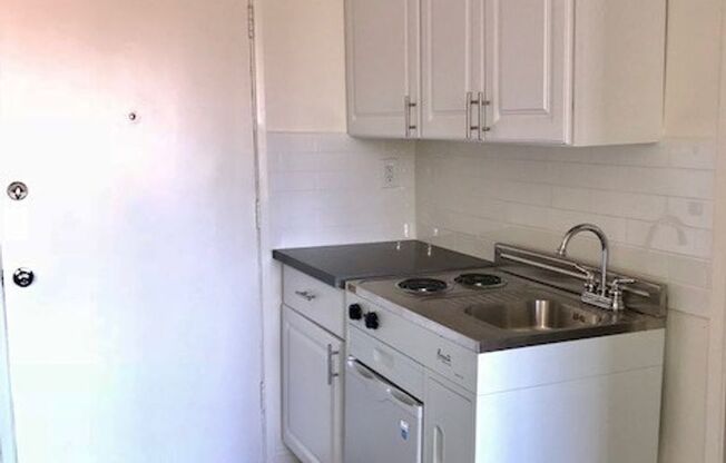 Studio, 1 bath, 425 sqft, $1,795, Unit 05