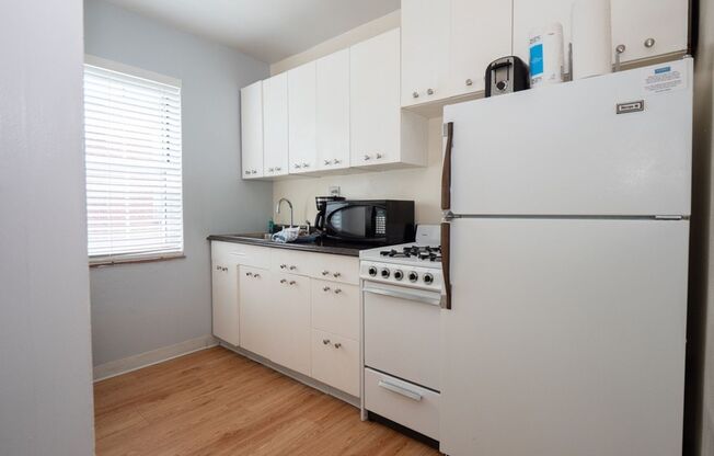 2 beds, 1 bath, 725 sqft, $1,799, Unit B201