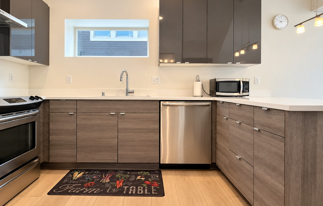Modern 3-Bedroom Townhome with AC & Assigned Parking in Judkins Park / Central Area