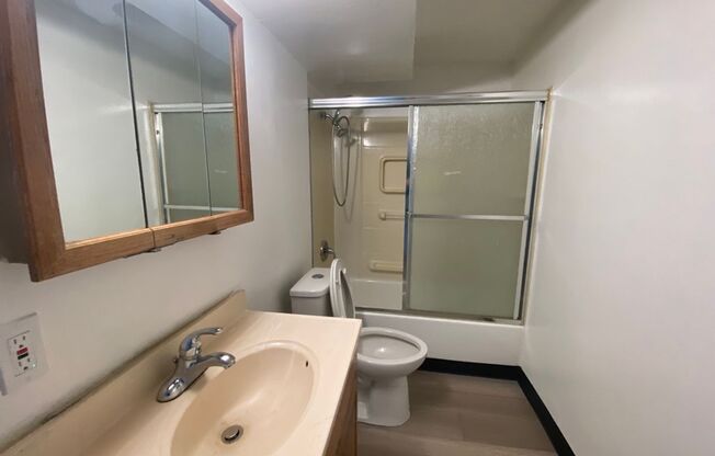 3 beds, 1 bath, $2,295, Unit 1411-6