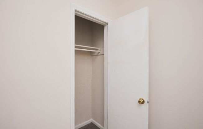 2 beds, 1 bath, $1,050, Unit 2157 Lenox Rd C7