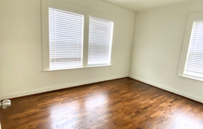 Cute 2 bed/1 bath House Steps Away from Park