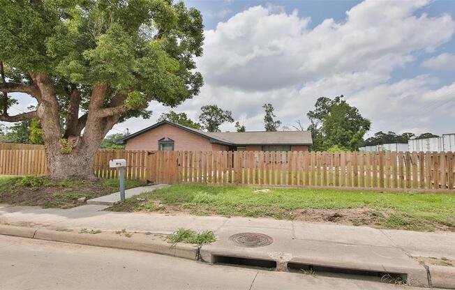 2032 W LITTLE YORK RD