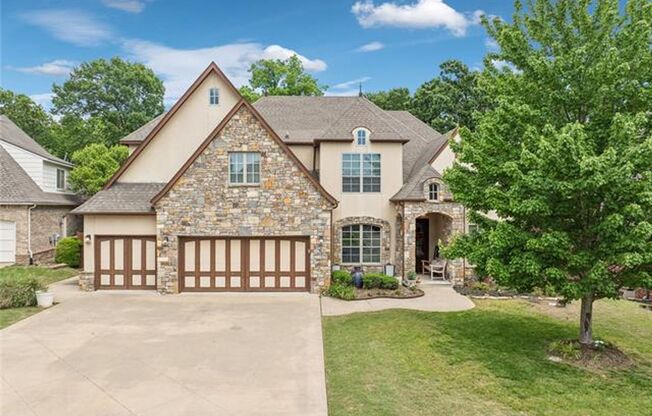 Stunning 5 bedroom 4.5 bath in Stonebrooke Glenn
