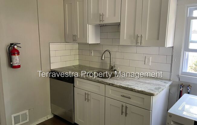 3 beds, 1 bath, $1,850, Unit 136