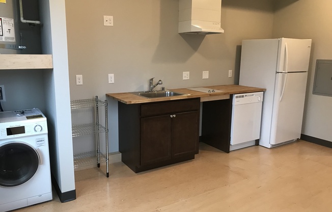 Studio, 1 bath, 308 sqft, $1,225, Unit 301