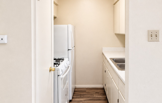 Affordable Living at Kings Square Apartments | $950 1-Bedrooms + $300 Move-In Credit!