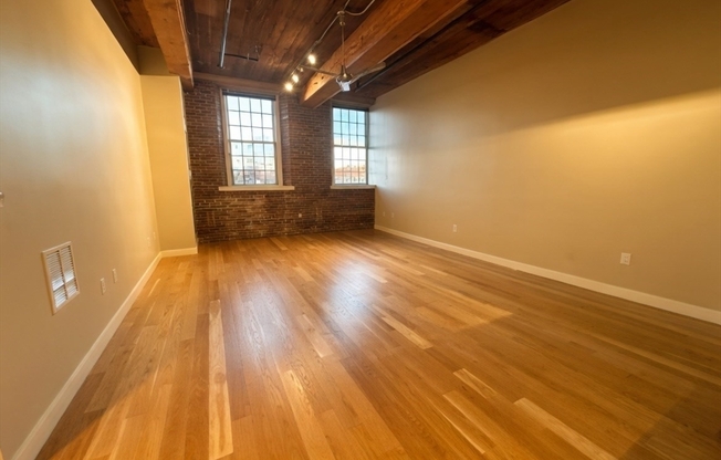 1 bed, 1 bath, 1,040 sqft, $2,400, Unit 142