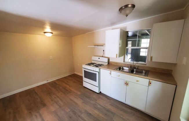 1 bed, 1 bath, $2,600, Unit 105 N Fulton B (back house)