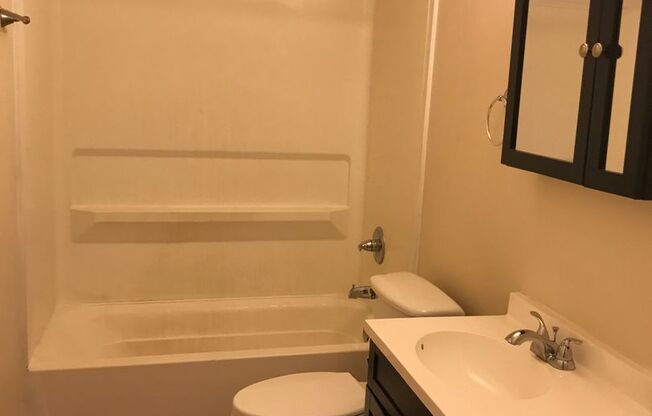 1 bed, 1 bath, 528 sqft, $1,050, Unit 108