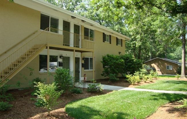 Sweet Spot in Carrboro! Inviting, updated 3br 2ba condo...Walk to Weaver St. & minutes to UNC