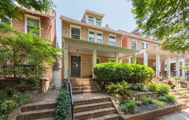 Beautiful Renovated 3 Bedroom 2.5 Bath off of Rosewood Ave ***Available Mid June***