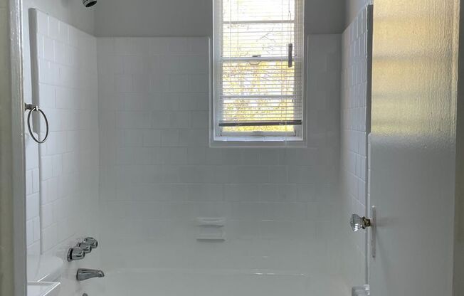 1 bed, 1 bath, 925 sqft, $1,994, Unit 122