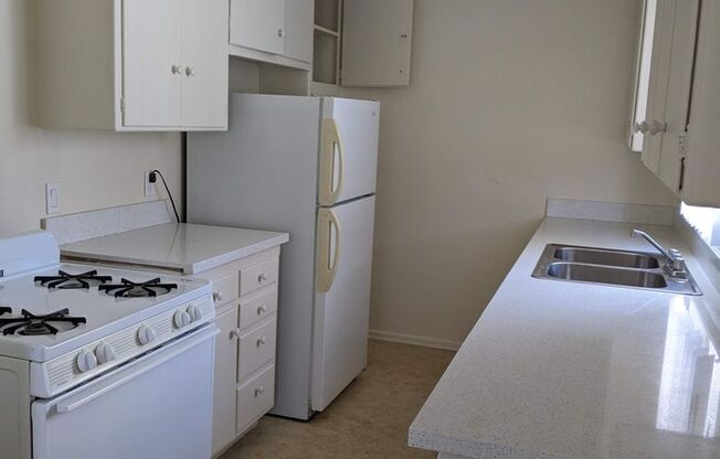 2 beds, 1 bath, 930 sqft, $2,400, Unit 11