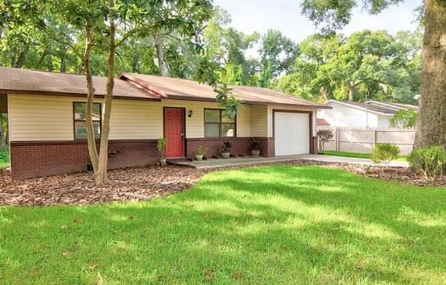 Welcome to this cozy 2-bedroom, 1-bathroom home located at 11907 NW 147th Pl in Alachua, FL.