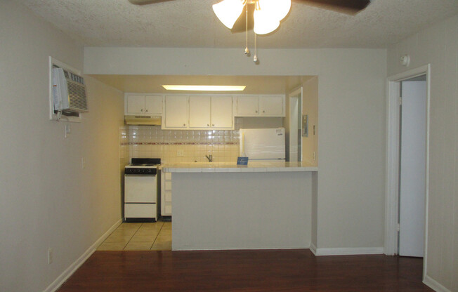 1BD/1BA Apartment off Curry Ford in Henley Park Apartments!