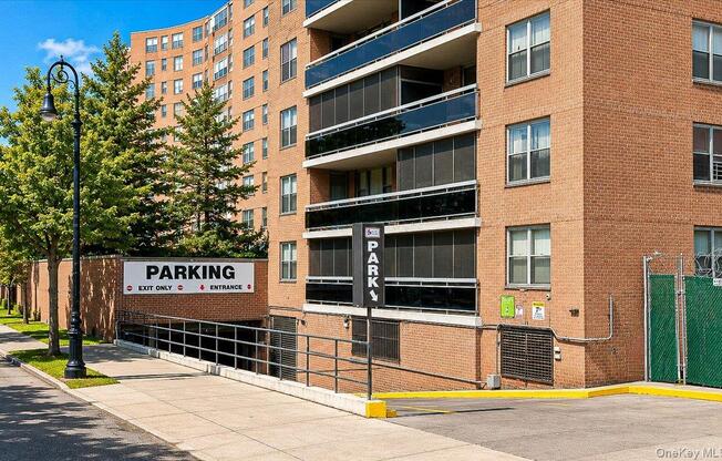 2 beds, 1 bath, 1,000 sqft, $4,250, Unit 11H