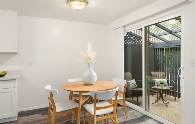 Modern 2 Bed, 1 Bath Duplex in Prime Olde Town Issaquah Location with Private Yard & Patio!