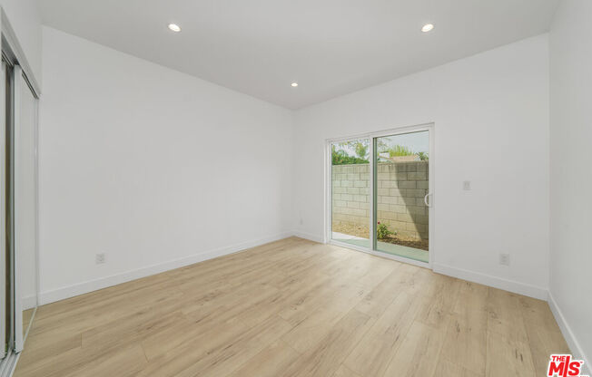 6835 YOLANDA AVE