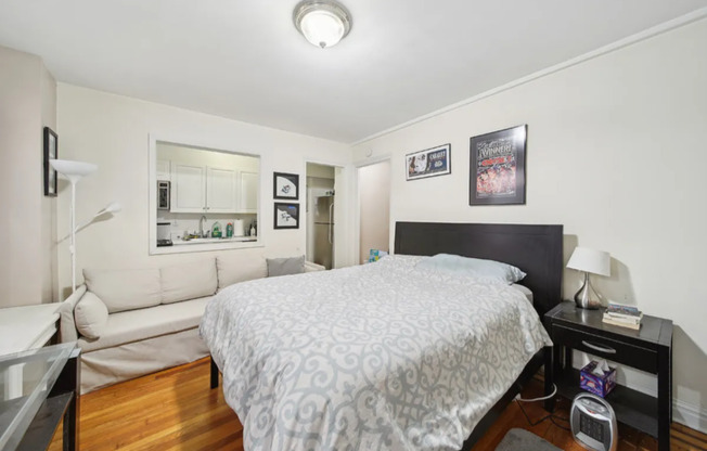 142 E 49 ST
