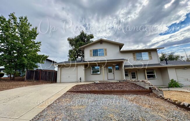 Splendid 2 Bedroom 1.5 Bath Townhouse Near Racetrack!
