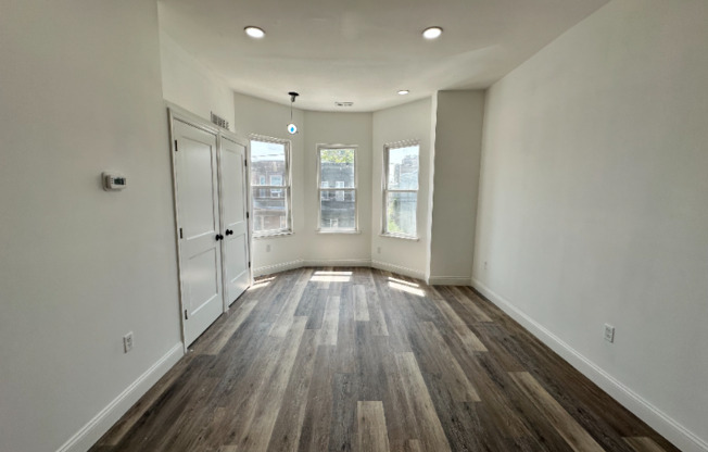 1233 W VENANGO ST