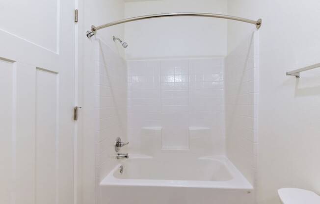 Tub/Shower Combination at Dodson Pointe Apartment Homes, Rogers, AR, 72758