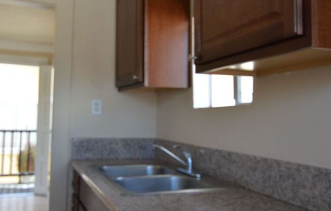 RARE STUDIO COTTAGE! Detached Cottage in Back of 4plex. Lots of Street Parking. Near Downtown & Freeways