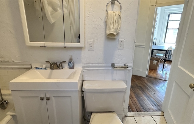 2 beds, 1 bath, $3,200, Unit 12