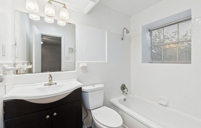 2 beds, 1.5 baths, 810 sqft, $832, Unit 207