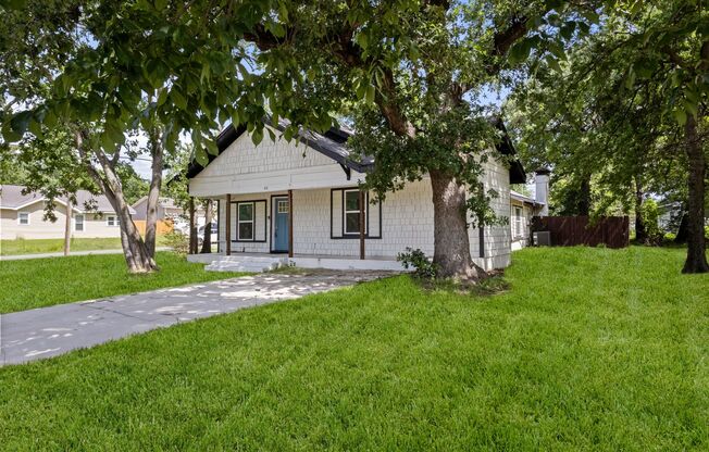 Charming Renovated Home for Lease in Denison!