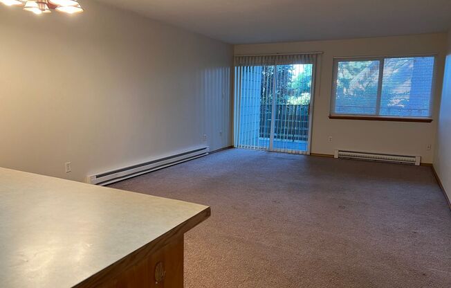 2 beds, 1 bath, 1,000 sqft, $1,695, Unit 04