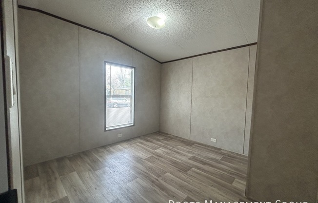 2233 E 8 ST