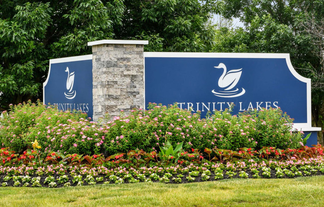 the sign for trinity lakes at the entrance to the park
