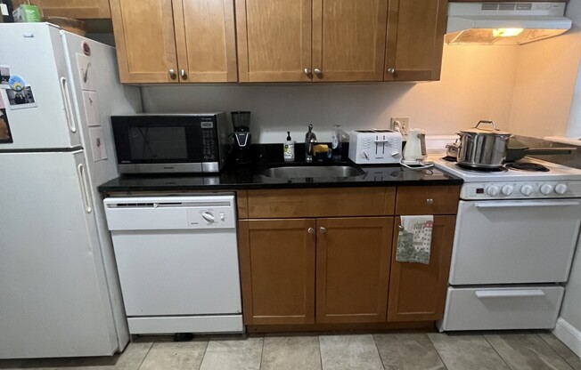 2 beds, 1 bath, $2,960, Unit 4